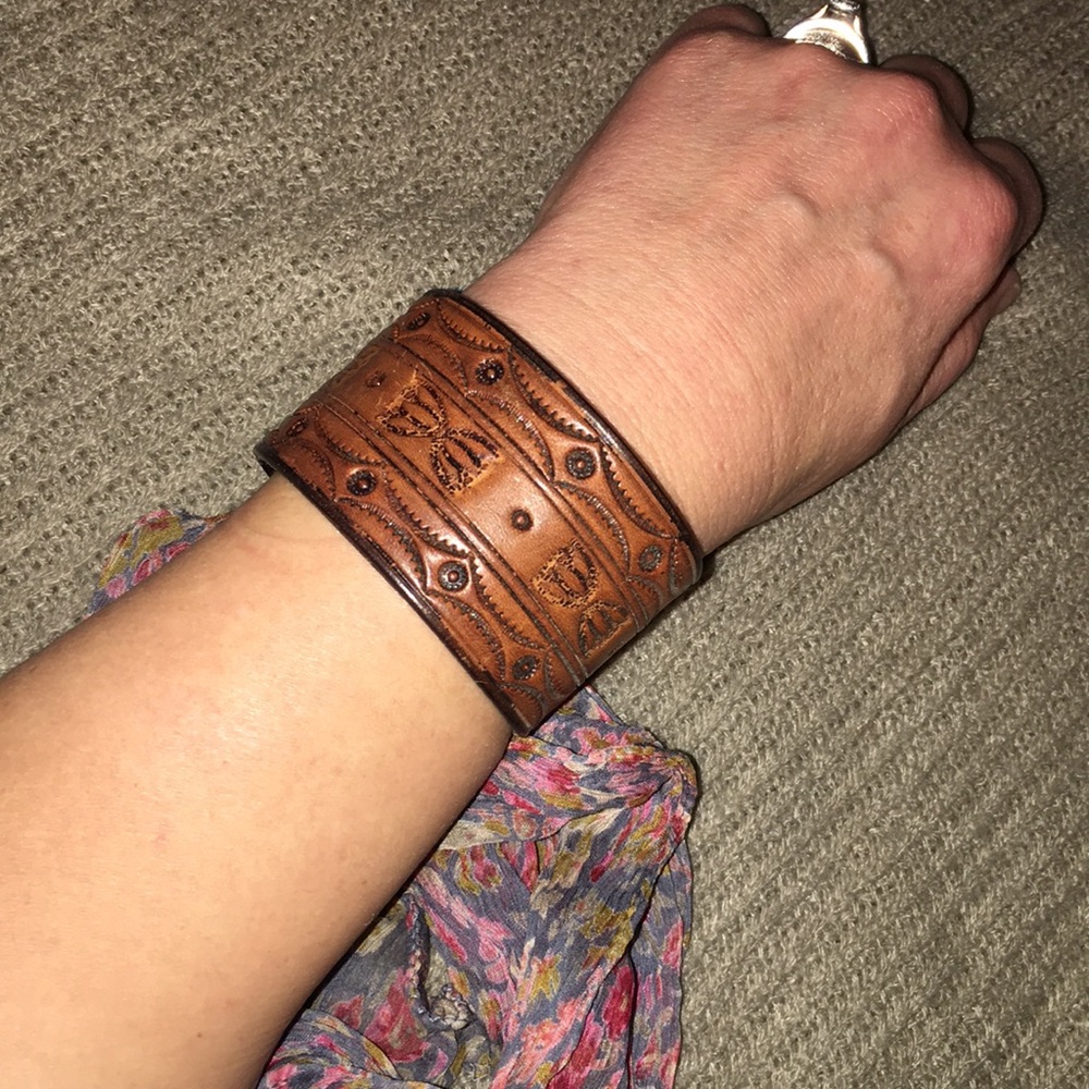 Handmade leather cuff - Picture 6 of 6